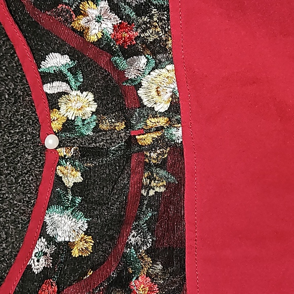 Beautiful blouse fits more like a 3x - Picture 4 of 4